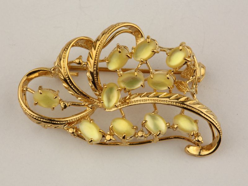 NACRE BROOCH, GOLD-PLATED
